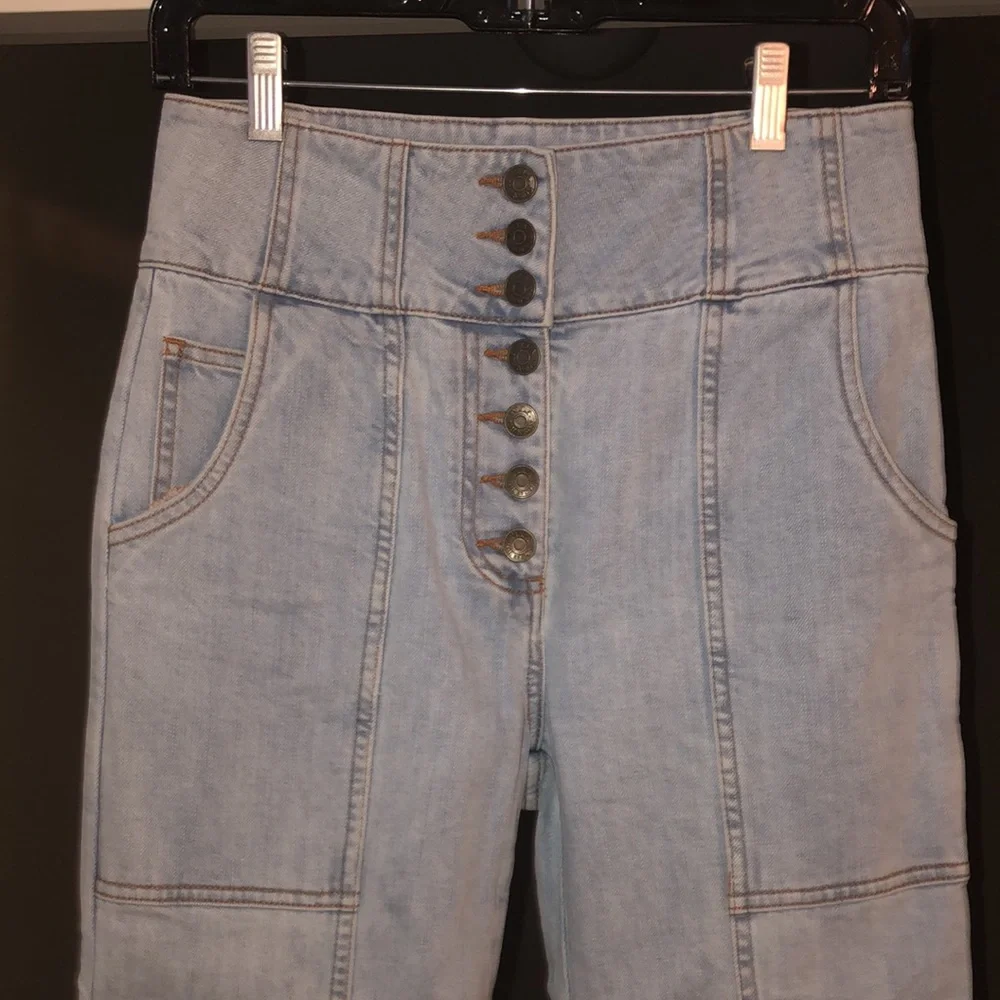 Ulla Johnson High-Rise Wide Leg Light Wash Ellis Jeans, Size 6. - Picture 3 of 15